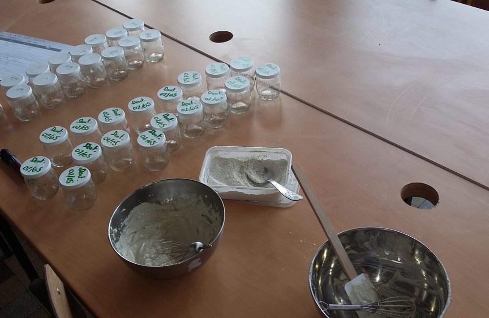 Après le fabrication, l'animateur à préparer un pot avec un échantillon test de dentifrice "fait maison"