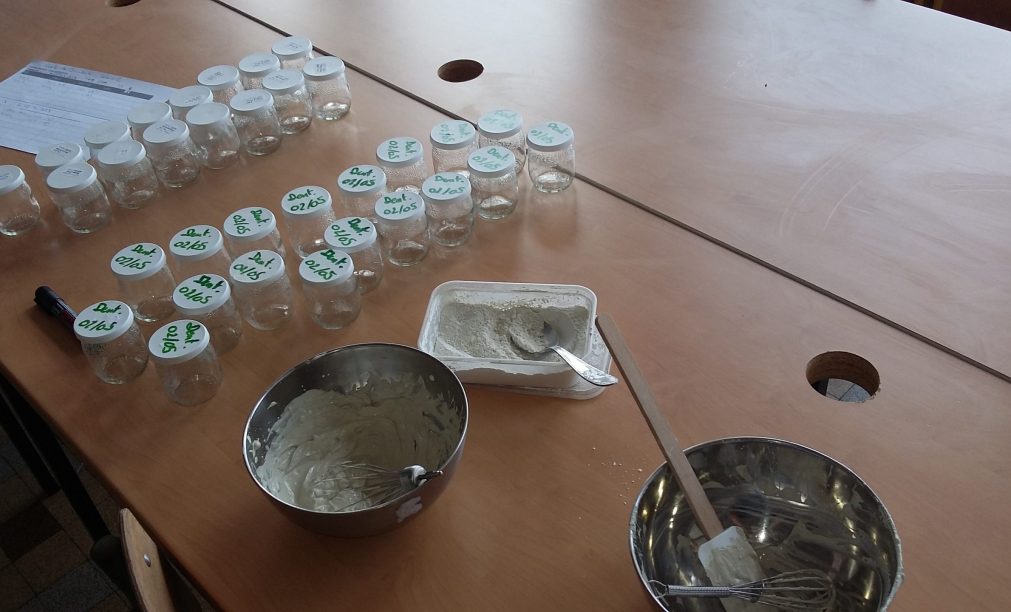 Après le fabrication, l'animateur à préparer un pot avec un échantillon test de dentifrice "fait maison"