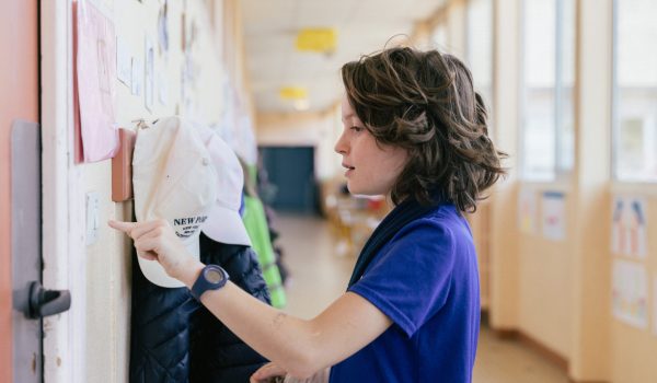 Reportage sur l’atelier « Biodiversité » animé par Sophie Lebrou (ecoco2) pour le programme Ecopousse par ACTEE au sein des classes de l’école Jehan de Meung à Meung-sur-Loire. Crédits photo : Alex Bonnemaison.