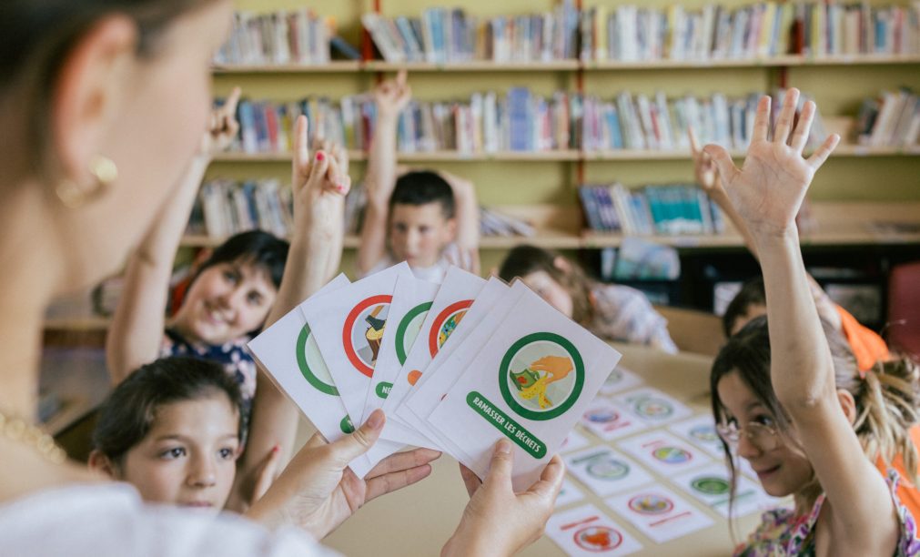 Reportage sur l’atelier « Biodiversité » animé ce jour par Sophie Lebrou (EcoCO2) pour le programme Ecopousse par ACTEE au sein des classes de l’école Jehan de Meung à Meung-sur-Loire.
