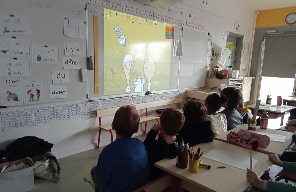 Visionnage de la vidéo Chasse aux gaspi dans la classe de Mme Clastres
