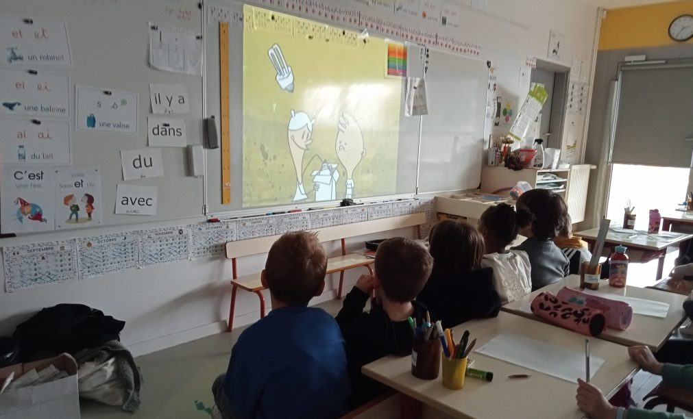 Visionnage de la vidéo Chasse aux gaspi dans la classe de Mme Clastres