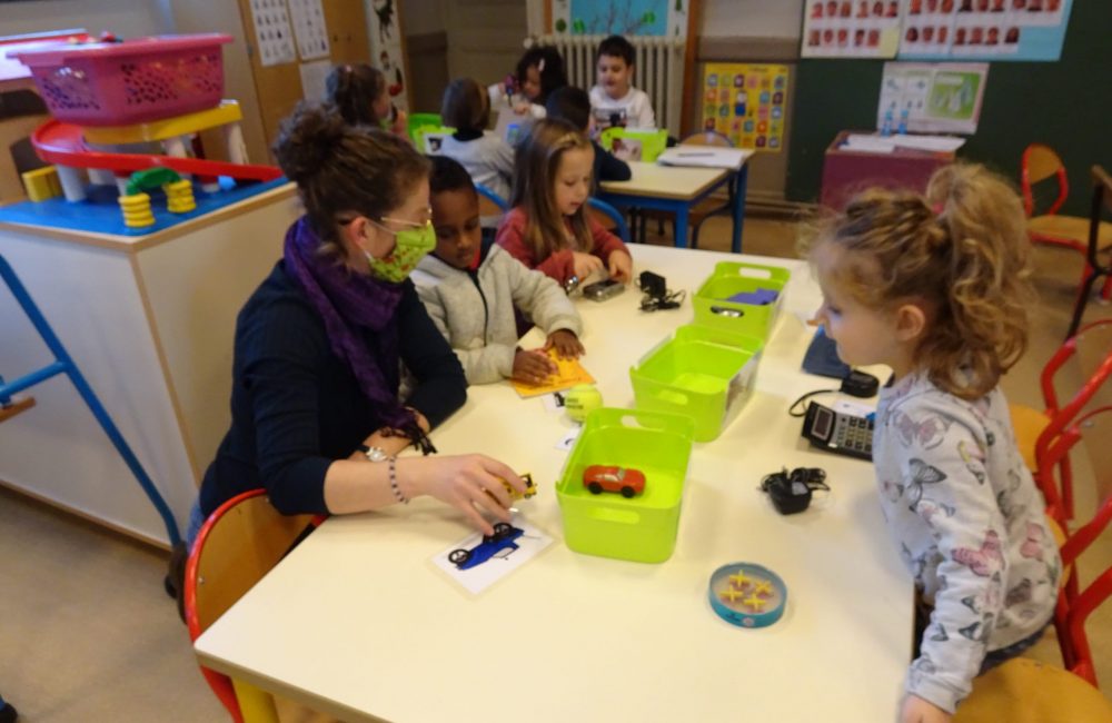 Les enfants classent les objets en fonction de l'énergie qu'ils utilisent