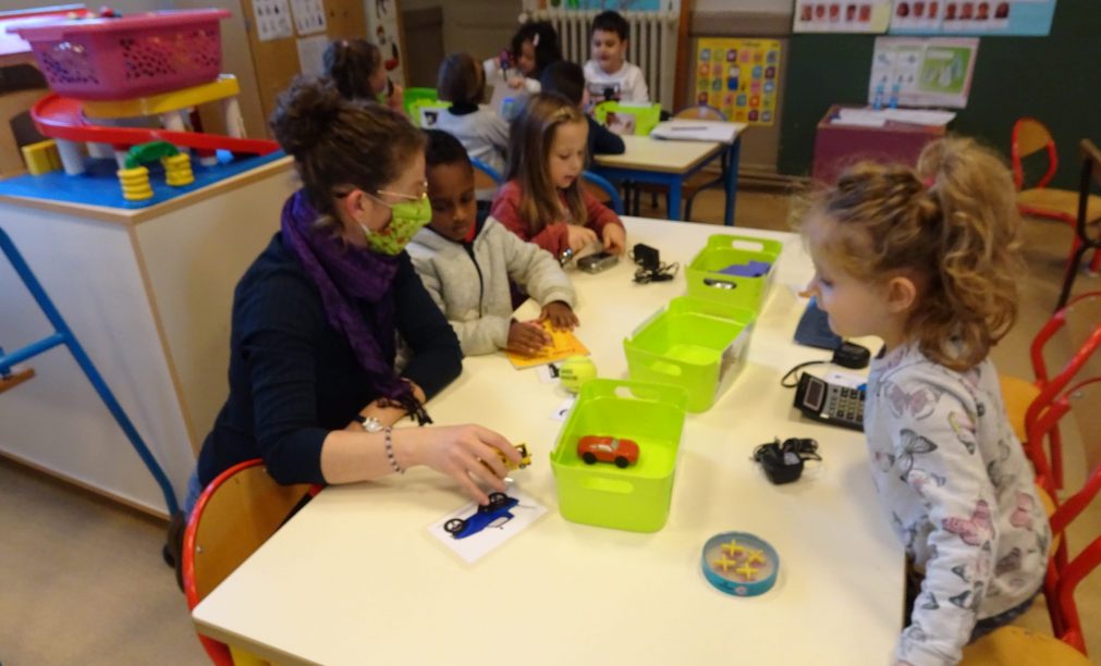 Les enfants classent les objets en fonction de l'énergie qu'ils utilisent