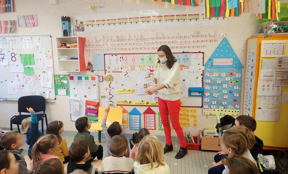 Alphée l'animatrice du CDPNE présente sa mascotte Watty aux élèves de maternelle de Saint Laurent-Nouan.